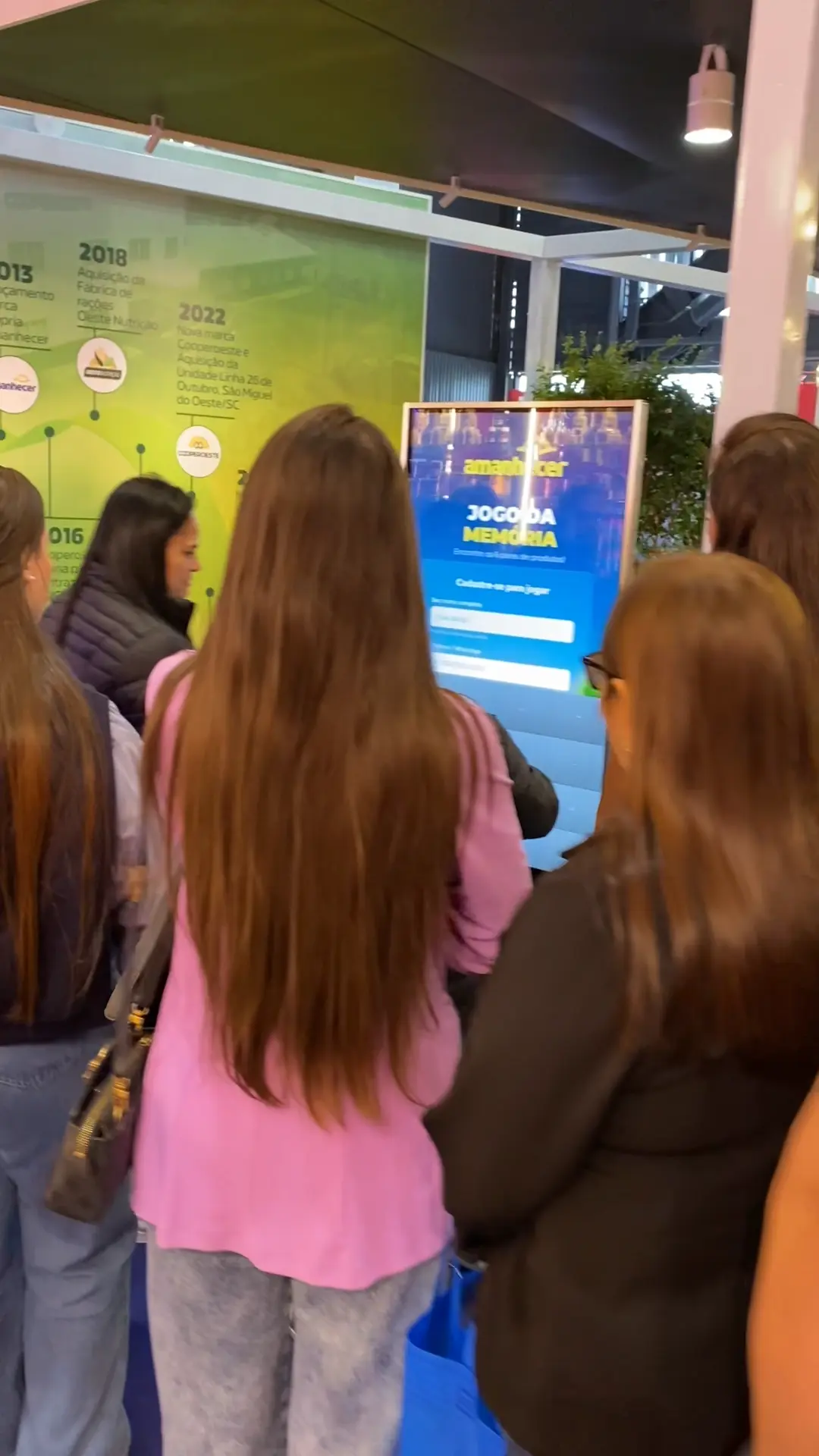 Cliente falando sobre a experiência com o jogo personalizado no stand